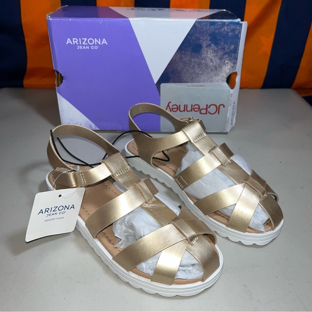 New ARIZONA JEANS CO.
GIRLS COASTAL METALLIC GOLD SLINGBACK FLAT SANDALS SIZE 2M
